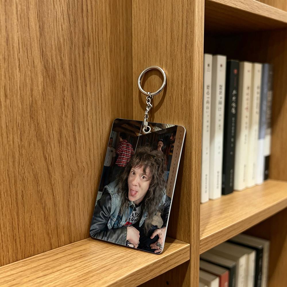 actor J-Joseph Quinn Cat Badge - Leather Works recensie en prijs