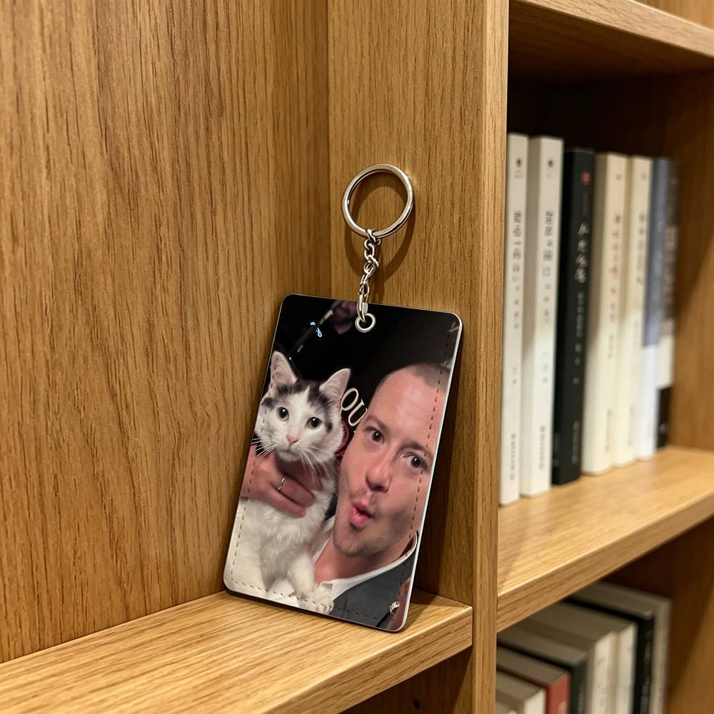 actor J-Joseph Quinn Cat Badge - Leather Works recensie en prijs